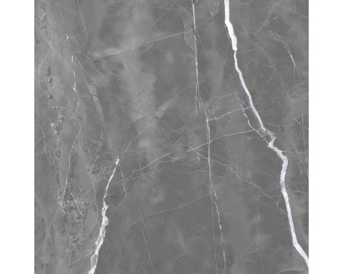 Šedá dlaždice s mramorovým vzhledem a bílými žilkami