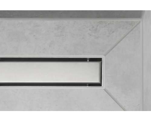 Podlahový odtok s podlouhlým designem v koupelně