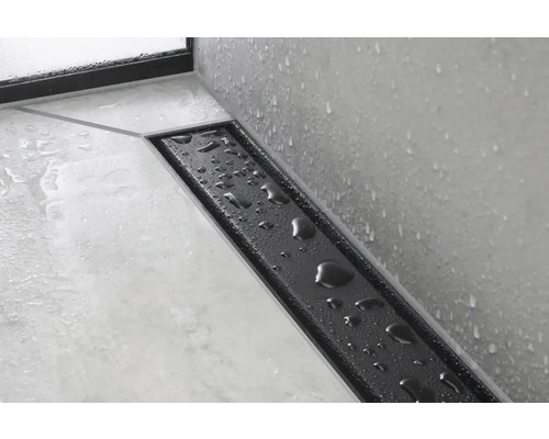 Koupelna se sprchovým žlabem s odtokem vody