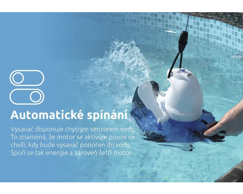 Robotický čistič bazénu v provozu v bazénu