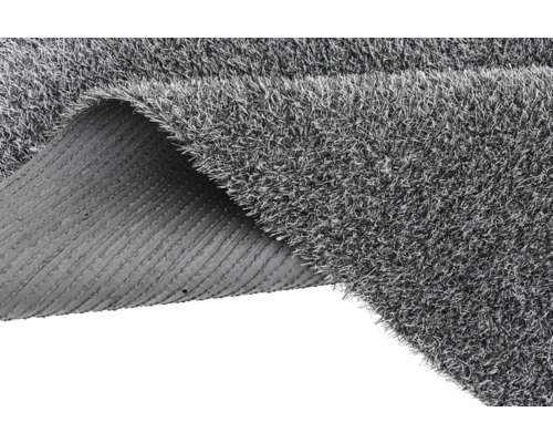 Umělý trávník s drenážními drážkami na zadní straně