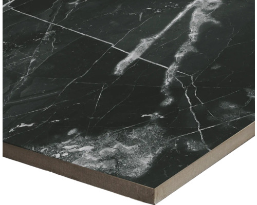 Tmavá podlahová dlaždice se vzhledem mramoru