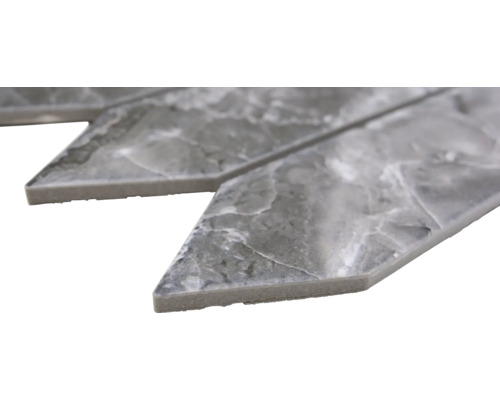 Detail dlaždic ve tvaru šípu s mramorovým vzhledem