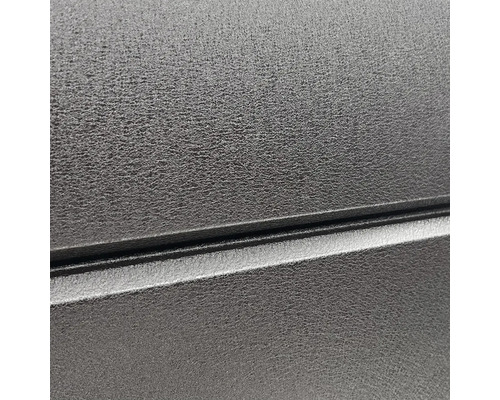 Detailní pohled na černý, strukturovaný povrch