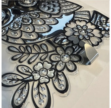 Dekorativní razítka s květinovými a listovými motivy a kamínky.