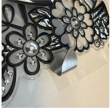 Nástěnný háček s květinovým designem a stříbrným hákem