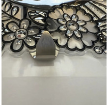 Dekorativní věšák s květinovým vzorem a kovovým hákem