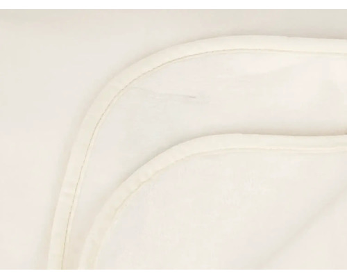 Detailní pohled na světlý chránič matrace s lemem