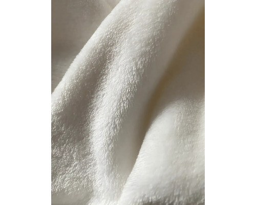 Detailní záběr bílé fleecové deky