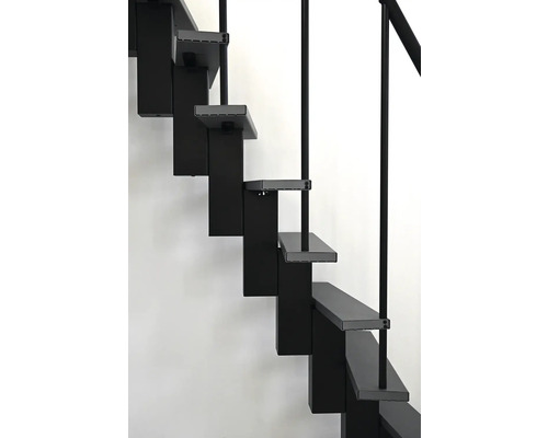 Detailní pohled na schodiště s kovovými schody a sloupky zábradlí