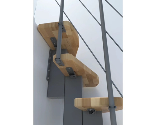 Detailní záběr schodiště šetřícího prostor s dřevěnými stupni a ocelovým zábradlím