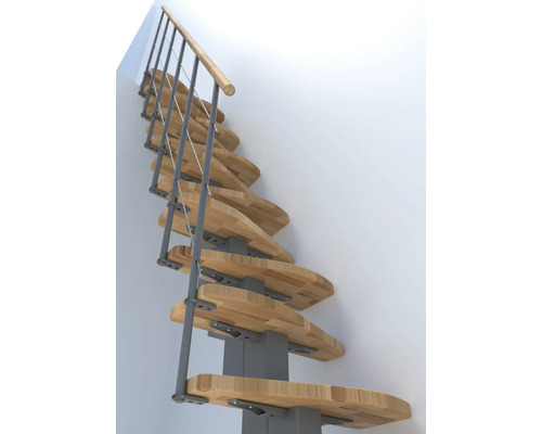 Prostorově úsporné schodiště s dřevěnými stupni a kovovým zábradlím