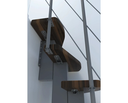 Detail schodiště s dřevěnými stupni a kovovým zábradlím