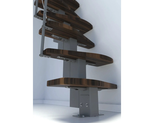 Detailní pohled na prostorově úsporné schodiště s dřevěnými schody a kovovým zábradlím