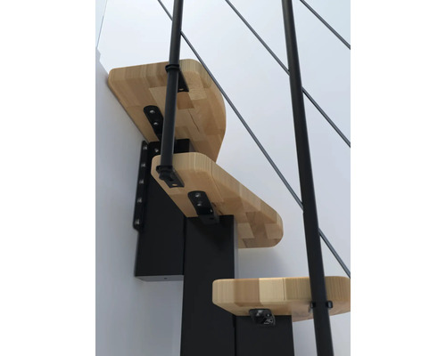 Detailní záběr schodiště s dřevěnými stupni a kovovým zábradlím