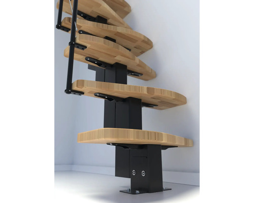 Dřevěné schodiště s černým vřetenem