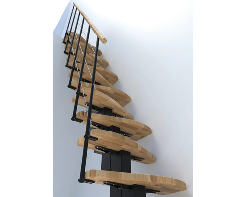 Dřevěné schodiště s kovovým zábradlím a dřevěným madlem.