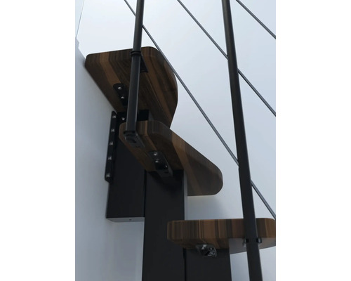 Detailní záběr schodiště s dřevěnými schody a kovovým zábradlím