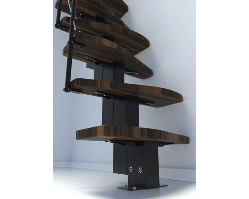 Točité schodiště s dřevěnými stupni a kovovým zábradlím