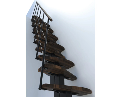 Prostorově úsporné schodiště z kovu a dřeva se zábradlím u bílé stěny