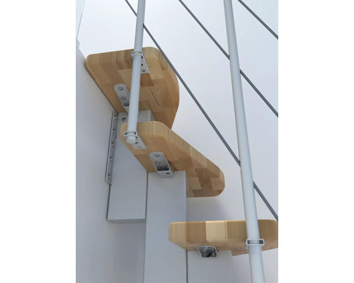 Detailní záběr úsporného schodiště s dřevěnými schody a kovovým zábradlím