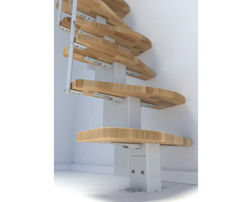 Prostorově úsporné schodiště s dřevěnými stupni a bílým zábradlím