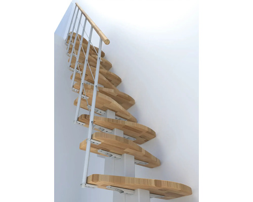 Prostorově úsporné schodiště s dřevěnými stupni a kovovým zábradlím