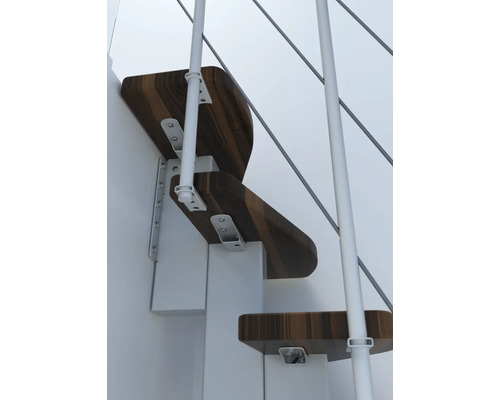 Detailní záběr schodiště s dřevěnými stupni a bílým zábradlím