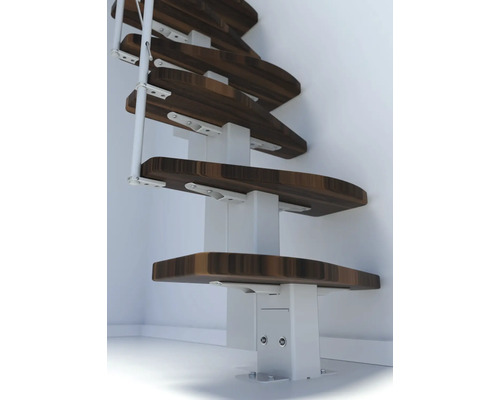 Točité schodiště s dřevěnými stupni a bílým zábradlím