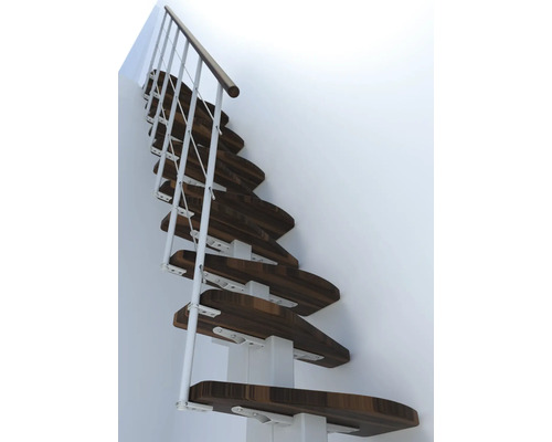 Prostorově úsporné schodiště s dřevěnými stupni a kovovým zábradlím