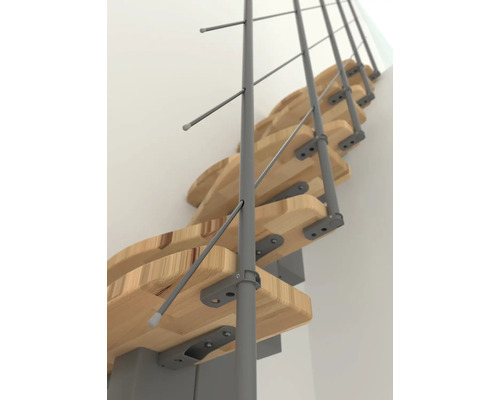 Detailní záběr točitého schodiště s dřevěnými stupni a kovovým zábradlím