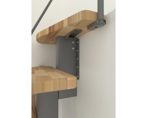 Detailní záběr dřevěného schodu se šedým kovovým držákem pro montáž na stěnu.