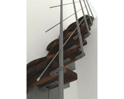 Detailní záběr schodiště s dřevěnými stupni a zábradlím s kovovými vzpěrami