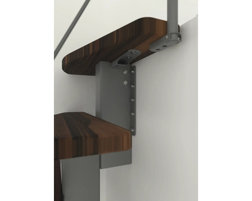 Detailní záběr dřevěného schodu se kovovým upevněním na zdi.