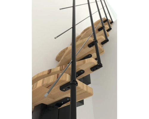 Detailní pohled na dřevěné schodiště s kovovým zábradlím