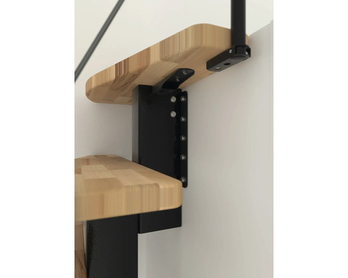 Detail dřevěného schodu se cernou kovovou konzolou pro montáž na stenu.
