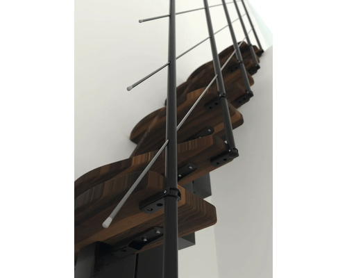 Detailní pohled na schodiště s dřevěnými stupni a sloupky zábradlí