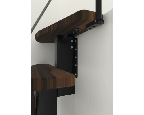 Detailní záběr dřevěného schodiště s kovovou konstrukcí na zdi.