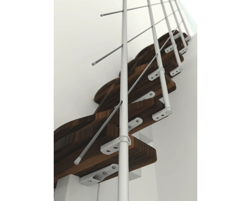 Točité schodiště s dřevěnými stupni a bílým zábradlím