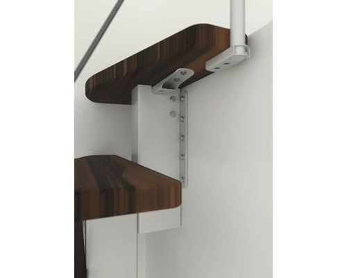 Detailní záběr dřevěného schodiště s ocelovým upevněním na stěnu