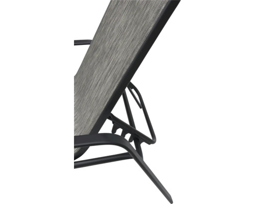 Detailní pohled na zahradní lehátko s textilním potahem a kovovým rámem