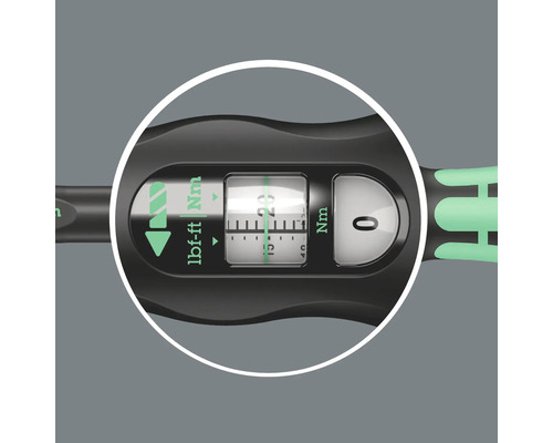 Detailní pohled na displej momentového klíče pro měření newtonmetrů a foot-poundů.