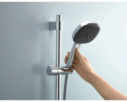 Ruční sprcha s tyčí ve sprše