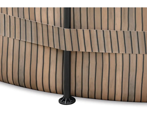 Detailní pohled na horkou káď s dřevěným obkladem a opěrnou nohou