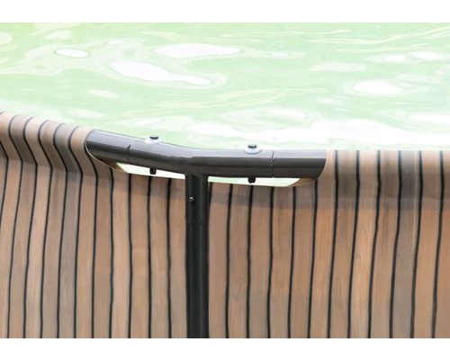 Detailní pohled na nadzemní bazén s pruhovaným obložením a kovovým rámem