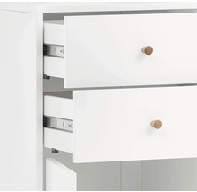 Detail bílé skříně se dvěma otevřenými zásuvkami a dřevěnými úchyty