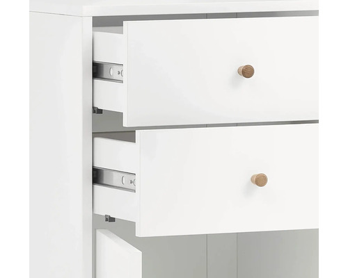 Detail bílé skříně se dvěma otevřenými zásuvkami a dřevěnými úchyty