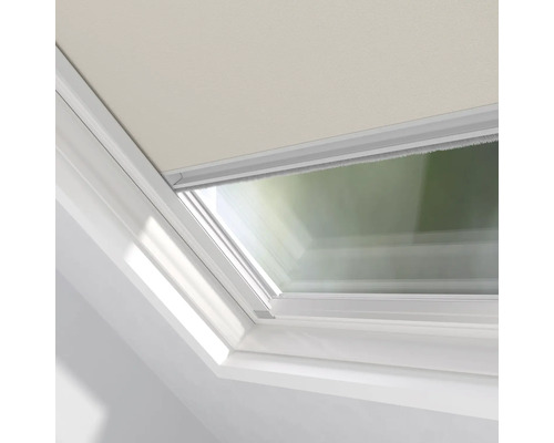 Detail střešního okna s roletou