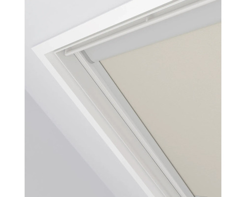 Detail střešního okna se zatemňovací roletou