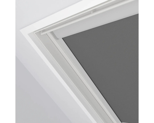 Šedá roleta v střešním okně s bílým rámem